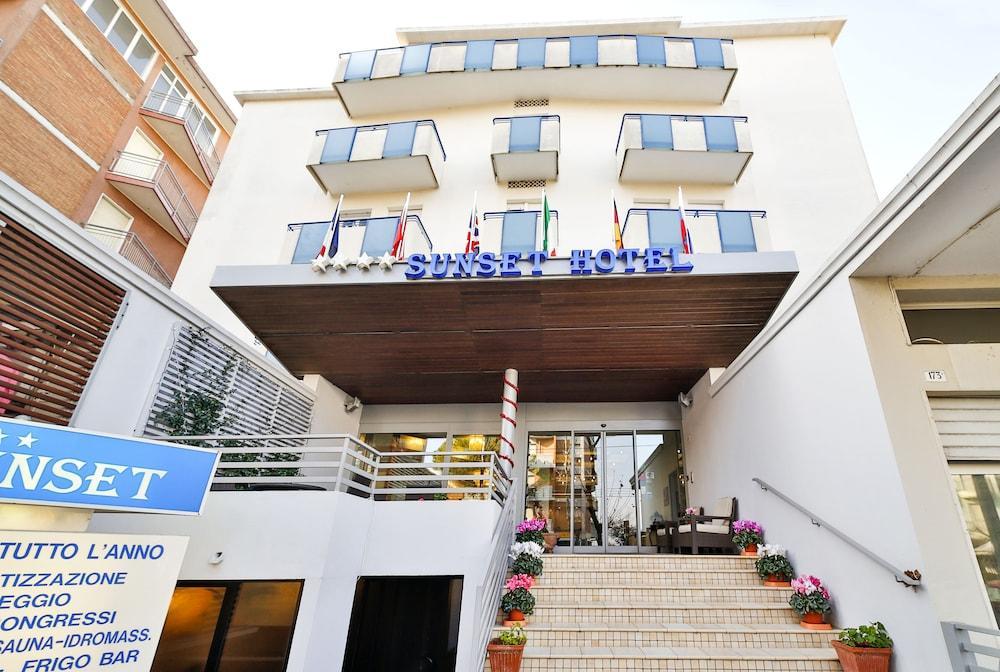 Hotel Sunset Ріміні Екстер'єр фото