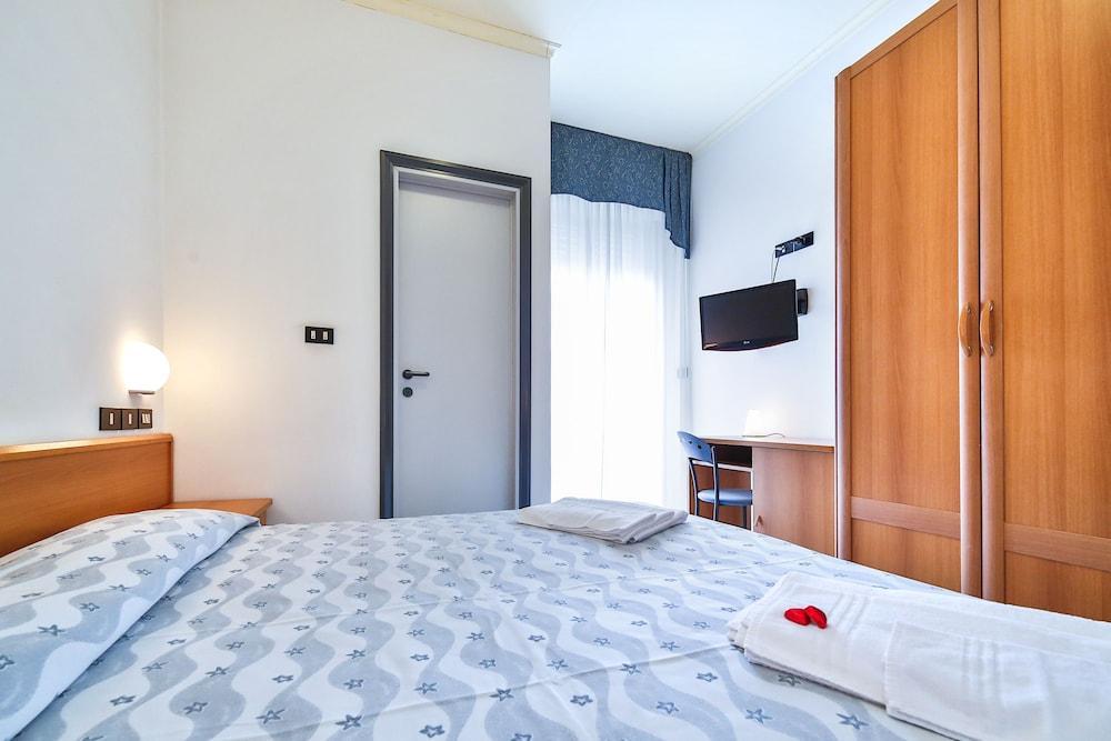 Hotel Sunset Ріміні Екстер'єр фото