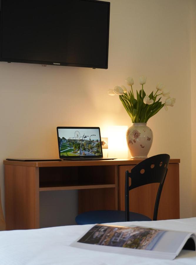 Hotel Sunset Ріміні Екстер'єр фото