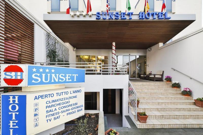 Hotel Sunset Ріміні Екстер'єр фото