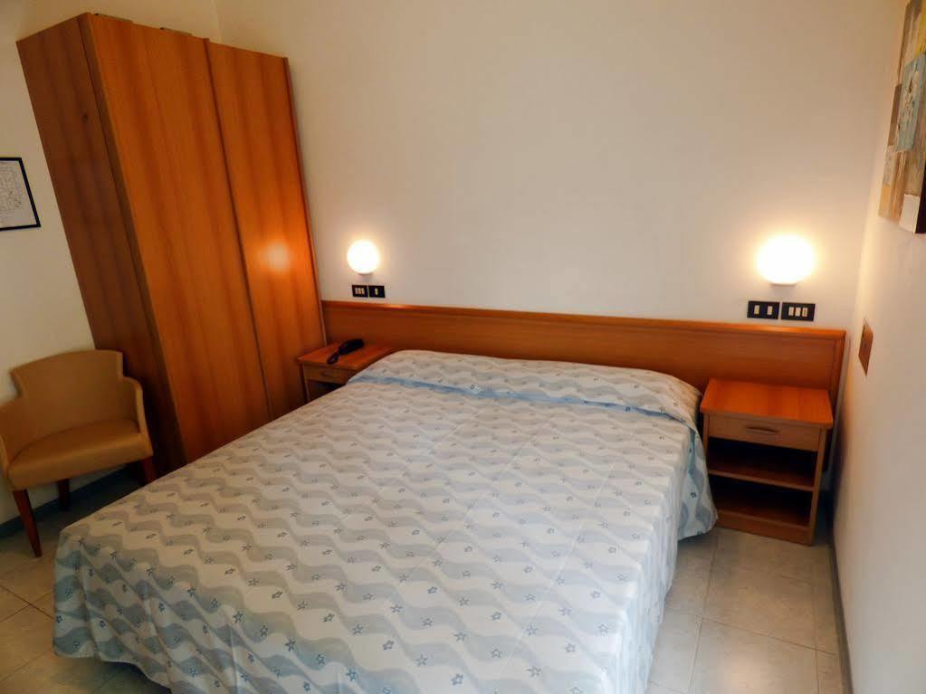 Hotel Sunset Ріміні Екстер'єр фото