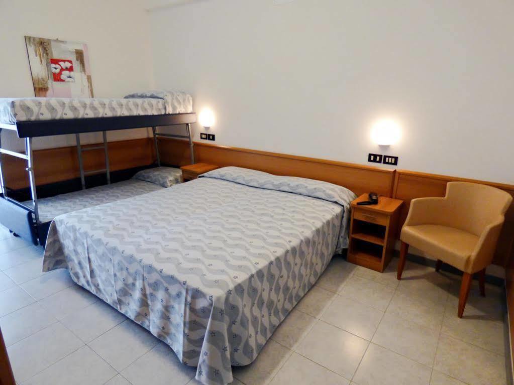 Hotel Sunset Ріміні Екстер'єр фото