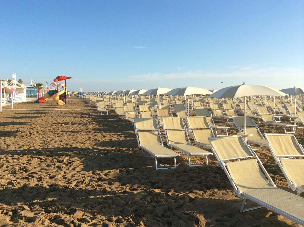 Hotel Sunset Ріміні Екстер'єр фото